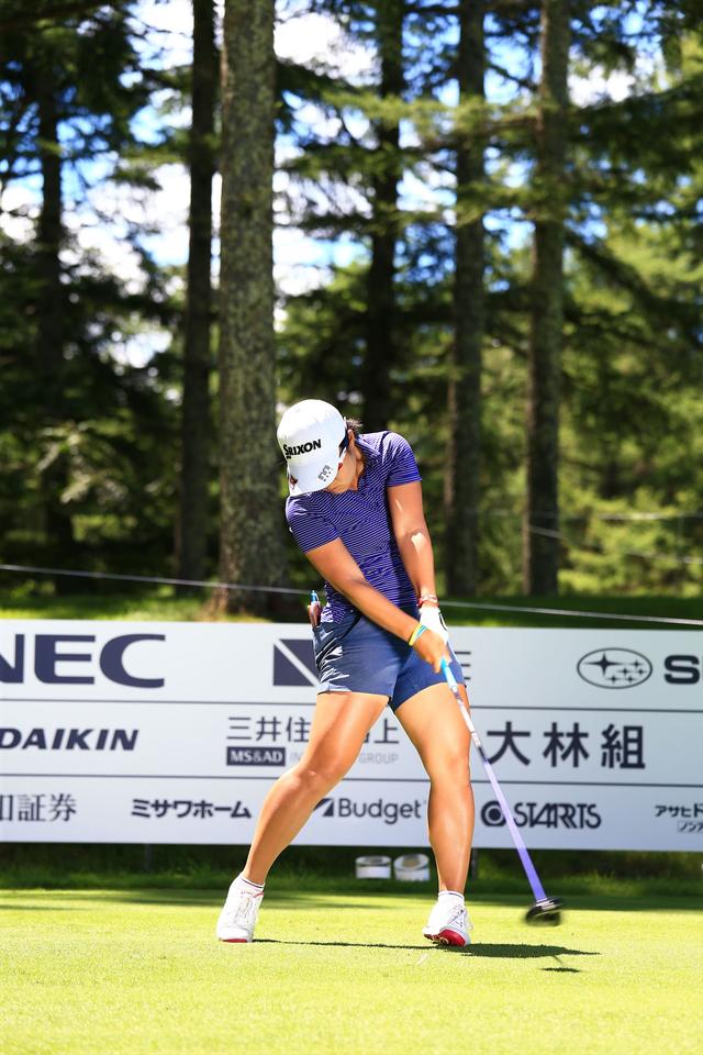 画像14: 振ったら振った分だけ飛ぶ! 畑岡奈紗のゆるまない両わき【勝者のスウィング】