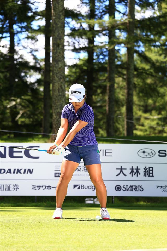 画像4: 振ったら振った分だけ飛ぶ! 畑岡奈紗のゆるまない両わき【勝者のスウィング】