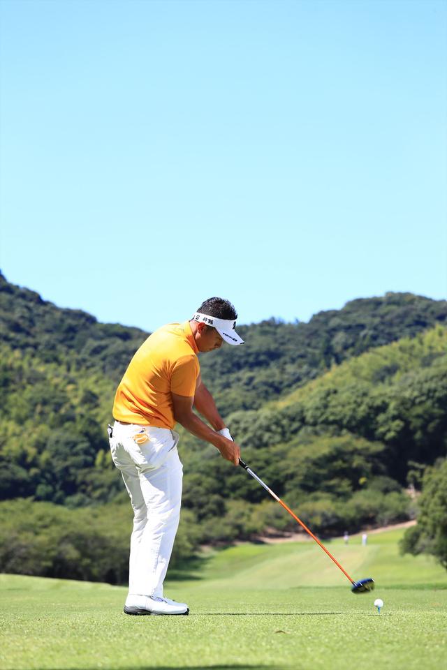 画像16: 片岡大育の超正確ショットの秘密。“右ベタ足”の作り方【勝者のスウィング】