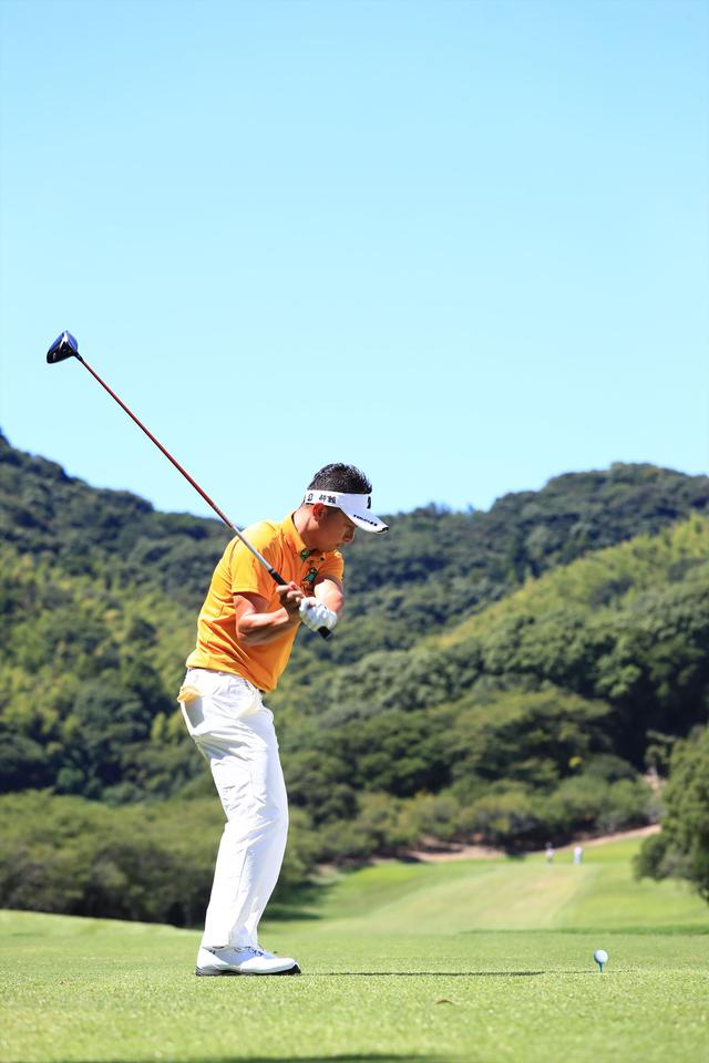 画像15: 片岡大育の超正確ショットの秘密。“右ベタ足”の作り方【勝者のスウィング】