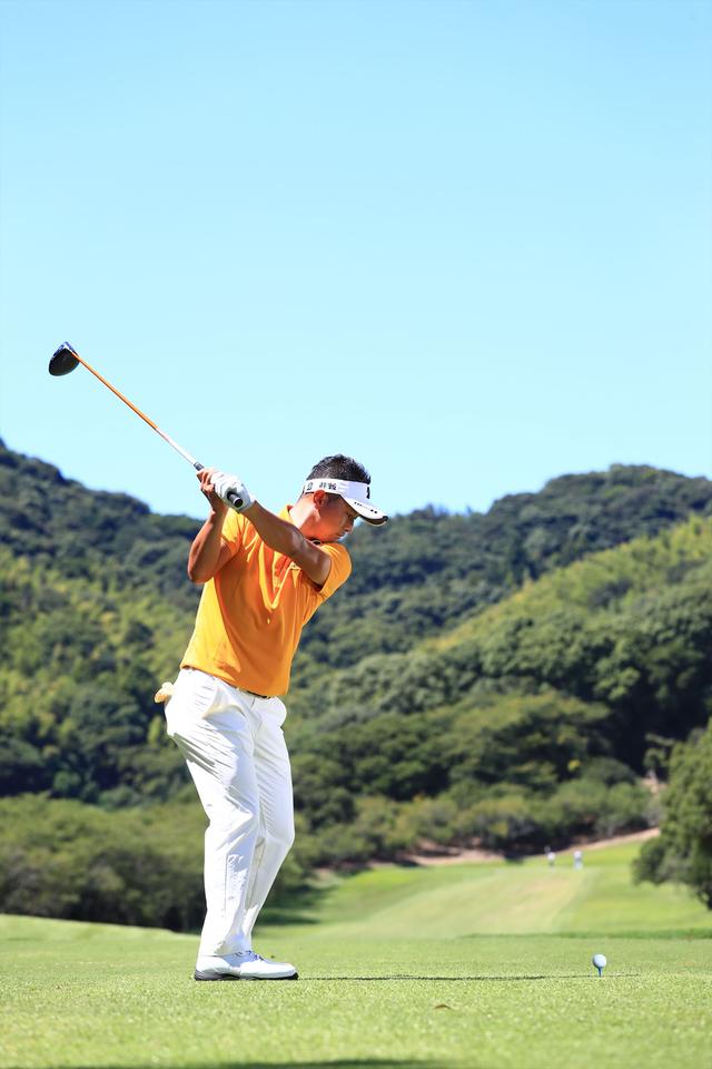 画像10: 片岡大育の超正確ショットの秘密。“右ベタ足”の作り方【勝者のスウィング】