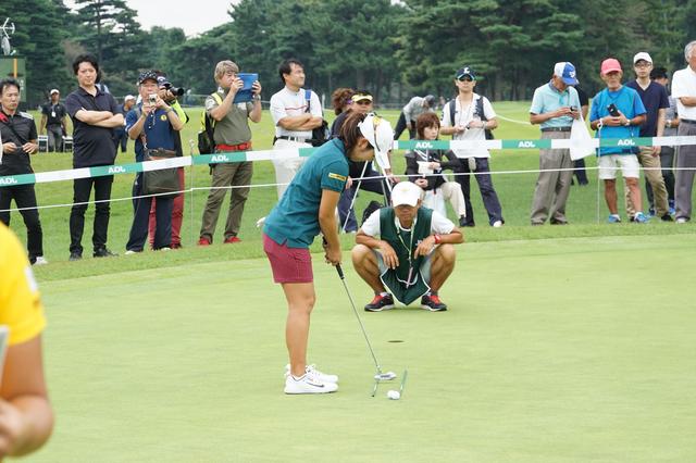 画像: スティックをヘッドの幅に置きショートパットを練習する比嘉真美子(写真2)