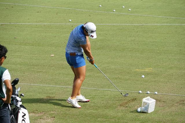 画像: 畑岡奈紗はボールを3つ置き、その上をボールが通過するように練習する(写真4)