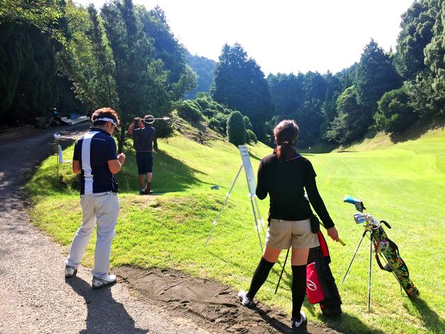 画像: 10番パー3 78ヤードはやや打上げで左手前にはバンカーが待ち構える