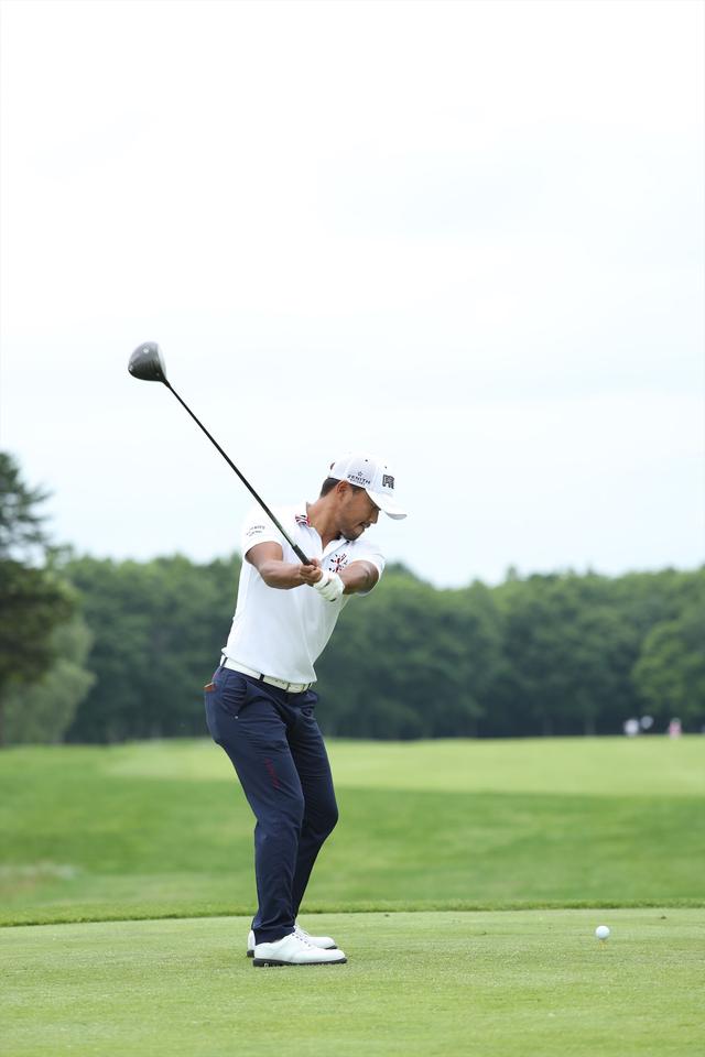 画像4: 賞金王へ視界良好!? 小平智の“沈んで回る”ジャンプ打ち【勝者のスウィング】
