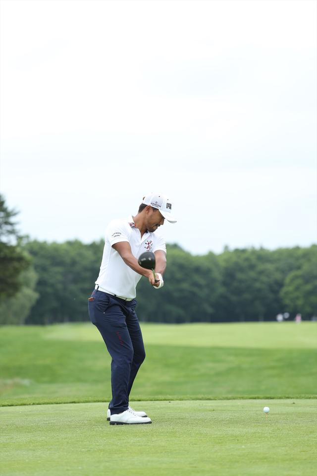 画像3: 賞金王へ視界良好!? 小平智の“沈んで回る”ジャンプ打ち【勝者のスウィング】