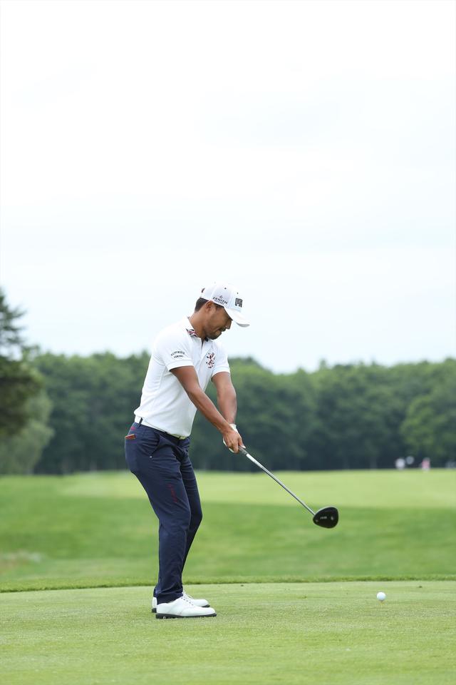 画像2: 賞金王へ視界良好!? 小平智の“沈んで回る”ジャンプ打ち【勝者のスウィング】