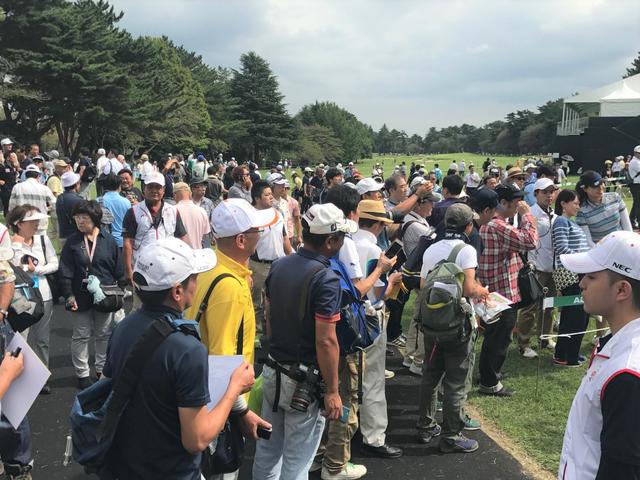 画像: インジのサイン待ちの列には次々にファンが押し寄せた