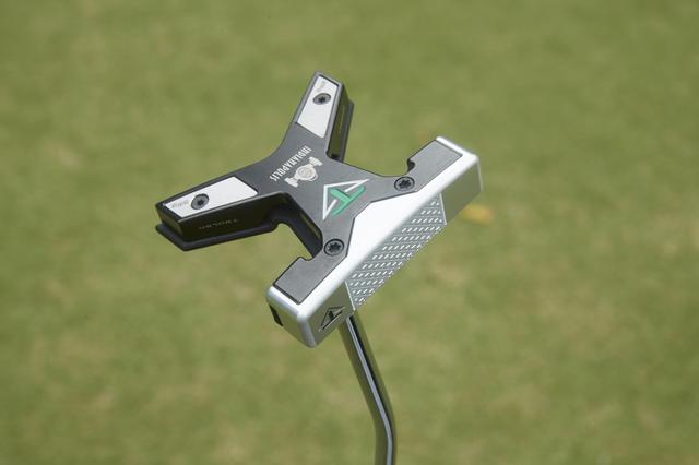 画像: 「X」の形をしたパター
