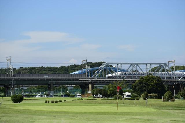 画像: 新幹線を眺めながら競技を楽しめる! (1205Y Par27 最長170Y・最短60Y)