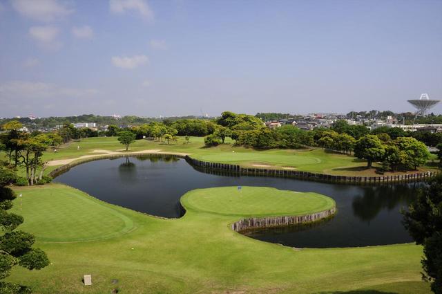 画像: 決勝大会は2018年3月25日、鹿島神宮からほど近い茨城県の「トライレイクGC」にて。コースは池に浮いたグリーンを狙うスリリングな名物ホールあり、巧みに配されたバンカーありで、決勝にふさわしい高い戦略性が求められる。東関道「潮来IC」より20分(1221Y Par27 最長193Y・最短88Y)