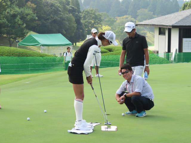 画像: 期待の美女プロ・川崎志穂の練習風景。棒を体につけ、胸を支点にストロークする(写真提供/吉田洋一郎)