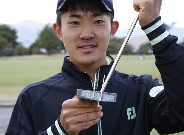 画像: 「芯で打つためにフェースに2本つまようじを貼って打つ練習をしています」金谷拓実くん