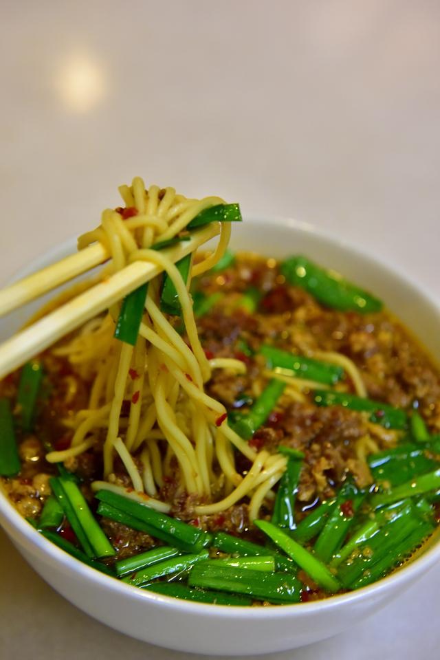 画像: 辛さをこらえ汗を流しながら食べる台湾ラーメンは絶品