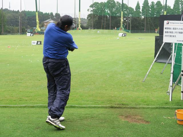 画像: ブリヂストンオープンの練習日にドライバーショットを計測する尾崎将司