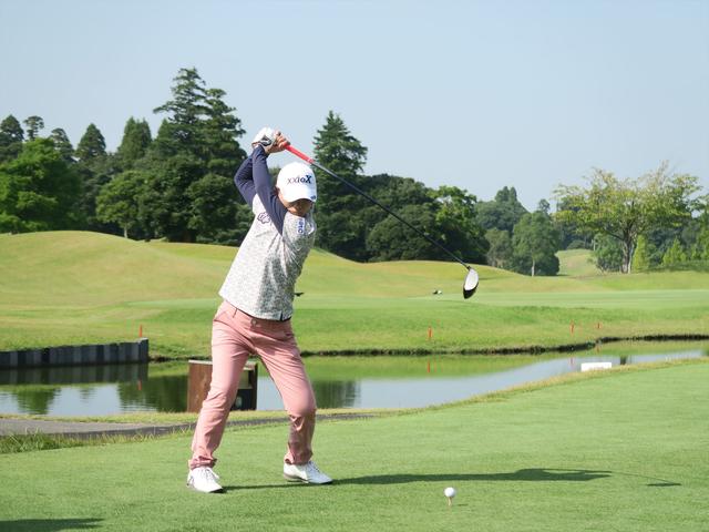 画像: 横峯さくらといえばオーバースウィングから放つ豪快なドライバーショットが特徴