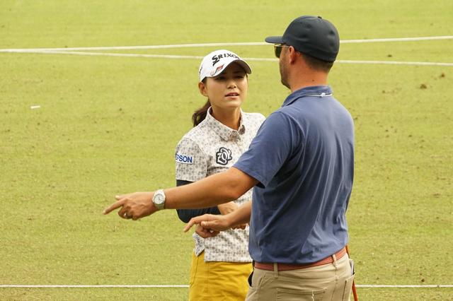 画像: コーチと契約し、スウィング改造に取り組む横峯さくら