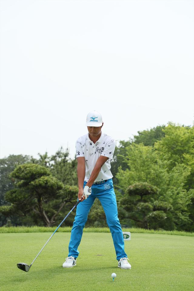 画像2: 「タメ過ぎない」のが強さの秘密! 小鯛竜也のゆるやかダウンブロー【勝者のスウィング】
