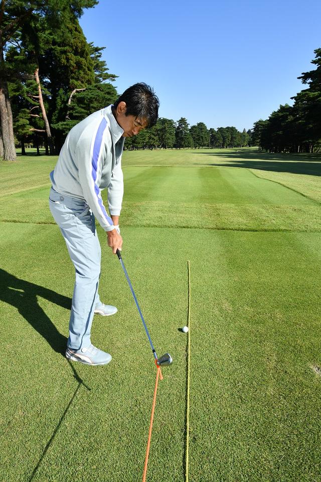 画像: アイアンのヘッドにひもを付け、飛球線の後方からひもを引っ張ってもらう。トップの形から、ひもを引っ張り下ろしながらゆっくりとダウンスウィングすると、正しいヘッド位置が体感できる