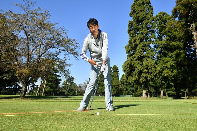 画像: 「ダウンでシャフトが寝ることなく、ストレートに近い軌道で下りてくれば、手元は低い位置にキープされます。手元が体の近くを通り、イン・トゥ・インに振れます」
