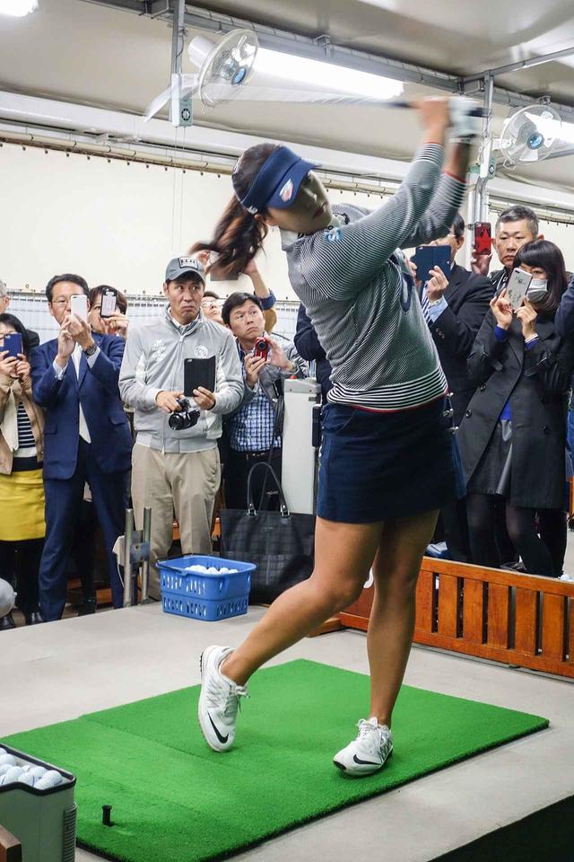 画像: 会場で世界ランク5位のスウィングを披露した