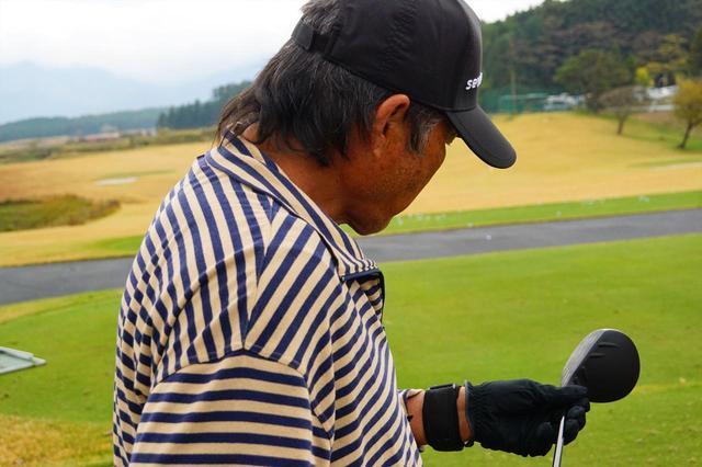 画像: 永野竜太郎の3Wを手に取り観察する尾崎将司