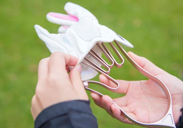 画像: 指の部分は小さくなるので、おさえながらグローブをはめて……