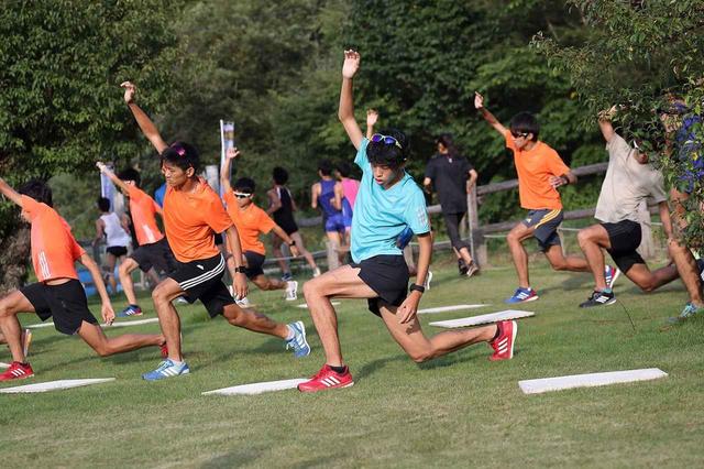 画像: 青学では、青トレと呼ばれる独自の準備運動をしている