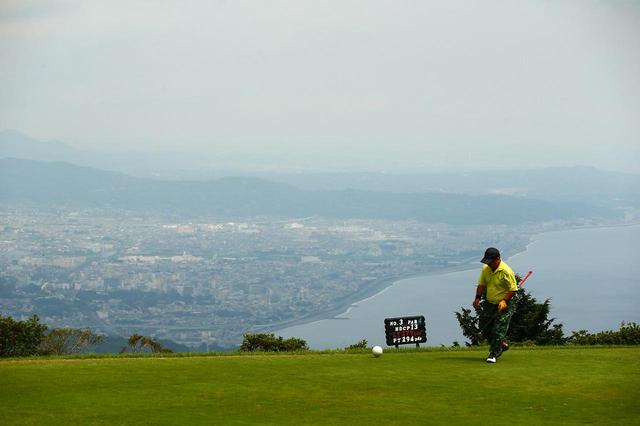 画像: 3番ホールからの景色。湘南の町を一望できる