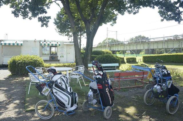 画像: 手引きにキャディバッグを乗せて回ることができる