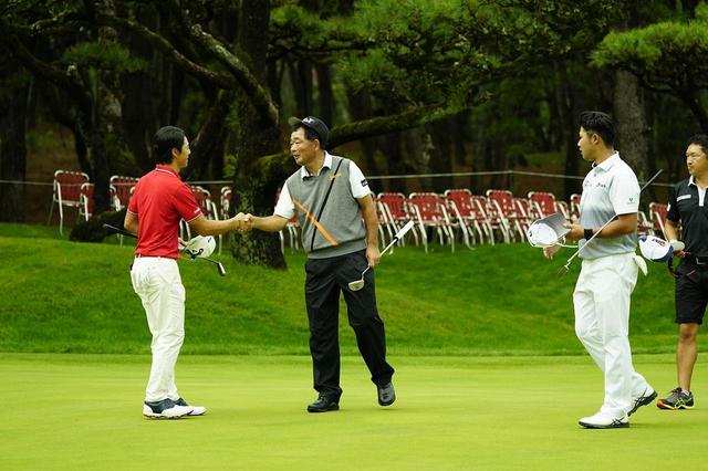 画像: ダンロップフェニックスでは中嶋・松山と練習ラウンドを行った