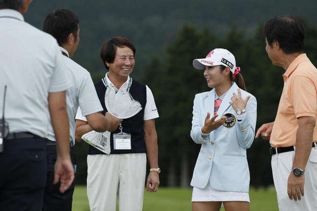 画像: CATレディース表彰式にて。樋口久子LPGA相談役もボミの勝利にこの笑顔! 2017年の女子ツアーの中でも、印象に残る勝利のひとつだ
