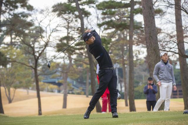 画像: 参加者の前で豪快なドライバーショットを披露した小平智