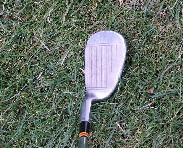 画像: クラブフェースがシャフトよりも後方(右側)にあるオフセット形状