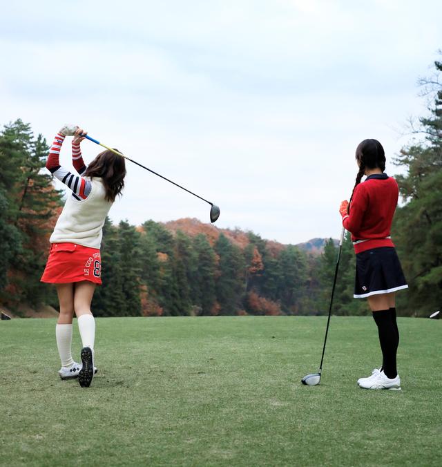 画像: 「ナイスショット!」「う~ん、真っすぐ飛んだわ」