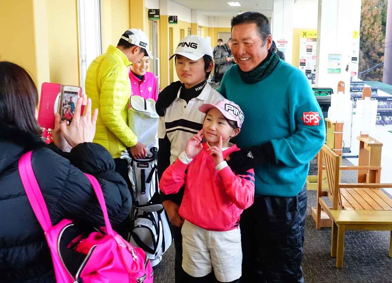 画像: 参加者たちとの記念撮影にも気さくに応じ、この笑顔