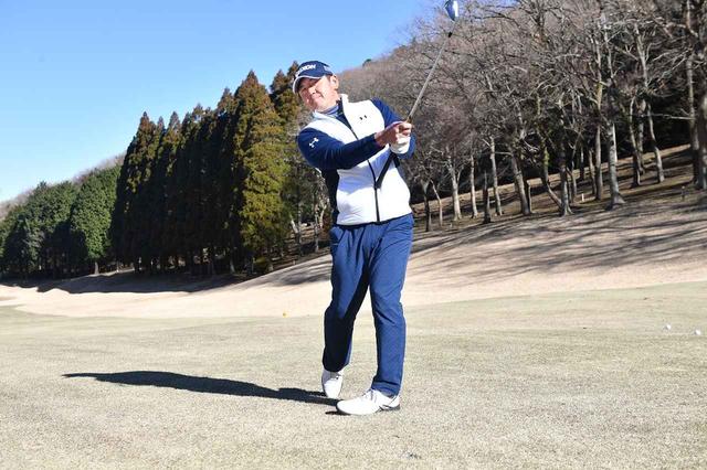 画像: クラブを極端に短く持ち、グリップエンドをお腹につけて素振り。ゆるやかブローのベースとなる、体と腕の連動感がわかる