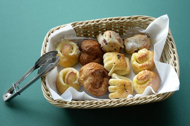 画像: 焼きたてのパンはプレー後の食欲を掻き立てる