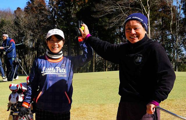 画像: 14番でバーディを決めハイタッチ、メダリストを獲得した菅原祐喜、及川昌子ペア
