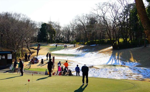 画像: 寒風が吹き雪が残るアコーディアガーデン志津で開催された「ショートコース選手権ダブルス」