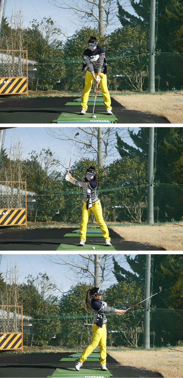 画像: 両わきにタオルを挟んだまま、そのタオルを落とさないように肩から肩の振り幅でボールを打とう