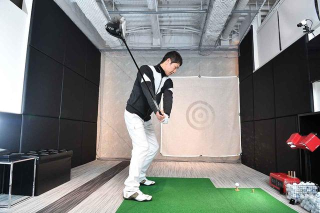 画像: 両腕の回旋でフェースが少し開きながら上がっていく