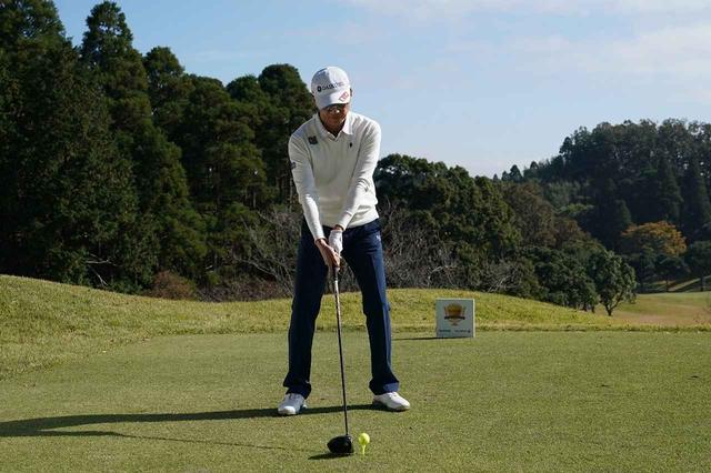 画像: かかと体重でかつハンドレートに構えるのが田村流