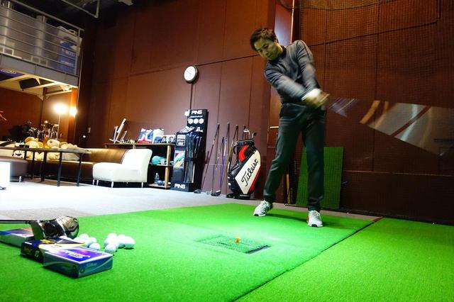 画像: テスターは東京・新小岩にあるPGST(パフォーマンス・ゴルフ・スタジオ)の堀口宜篤プロ。計測器フライトスコープを使って弾道データを取りつつ、フィーリングも加味して解説してもらった