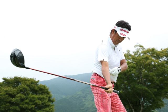 画像: 腕をリラックスさせ、右ひじが下を向くようなポジション作りが重要
