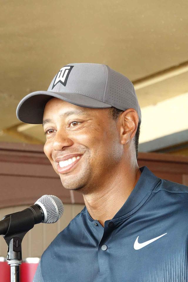 画像: 試合後のインタビュイーを受けるタイガー・ウッズ
