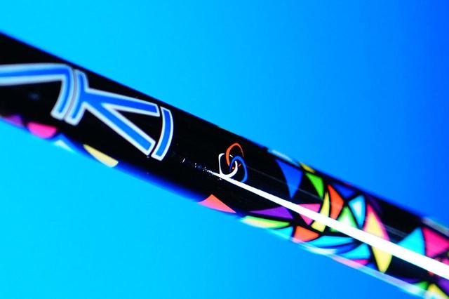 画像: シャフトに描かれた3つの輪がスリリングのロゴ。シャフトメーカーの要職にいた3人が創業メンバーでモノづくりへの妥協はない