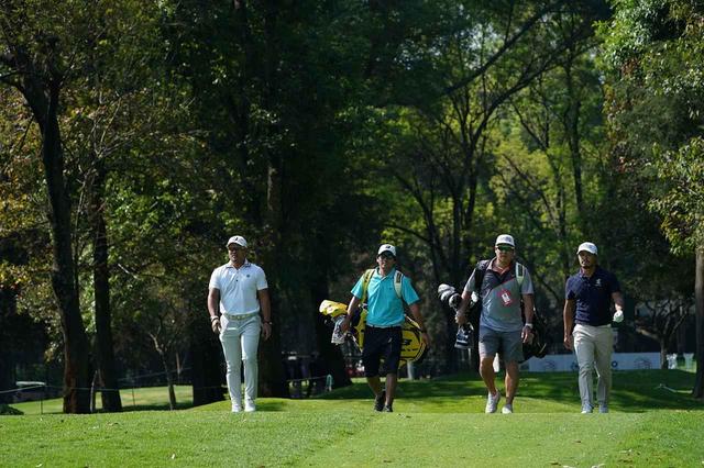 画像: WGCメキシコ選手権のコースであるチャプルテペックGCでラウンドする宮里優作(写真左)と小平智(写真右)