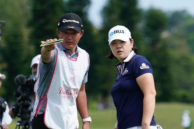 画像: キャディの中川さん(左)がミニョンの優勝をサポートした