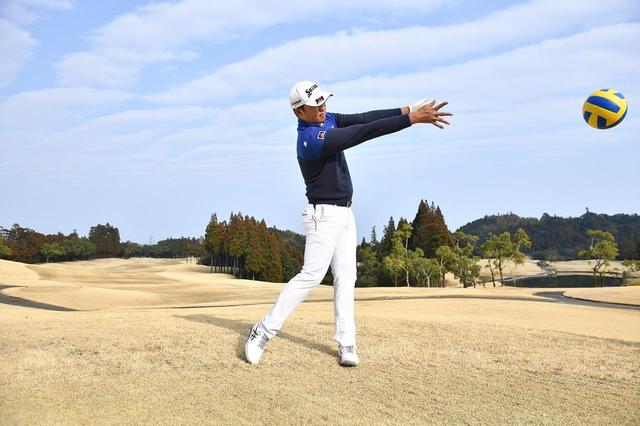 画像: 「両手で持ったボールを投げる動きで説明すると、上から下のタテ方向ではなく、目標に向かって水平に投げるように、ヨコ方向にパワーを使っていくイメージです」(出水田)